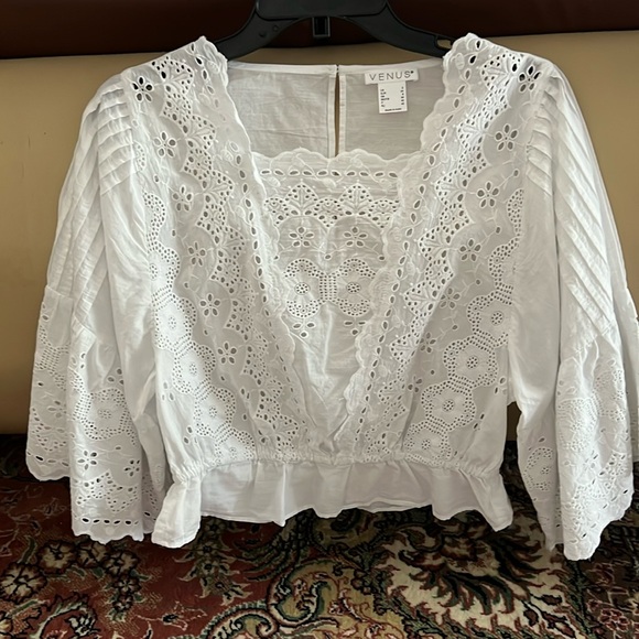 Venus embroidered blouse or crop top it’s a size 2, but it really fits 4 and 6 - Picture 4 of 5